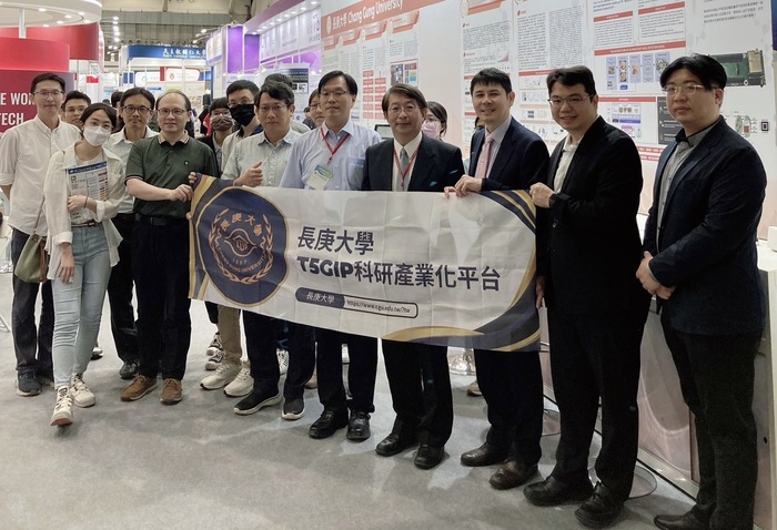 長庚大學楊智偉副校長與參展團隊合影