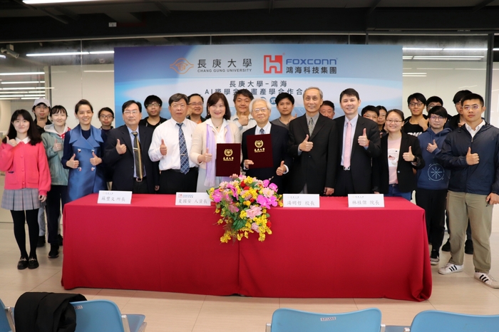 長庚大學與鴻海科技集團簽約,與會貴賓與師生合影。